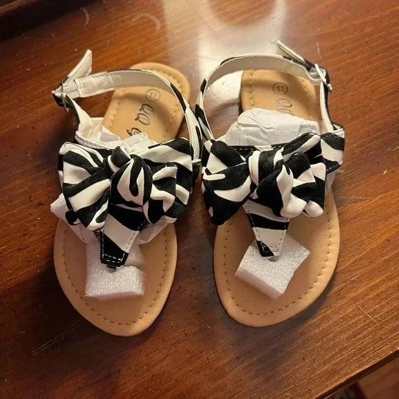 QQ Girls Toddler Size 11 Zebra Studded Bow Julia Sandal - Picture 3 of 6